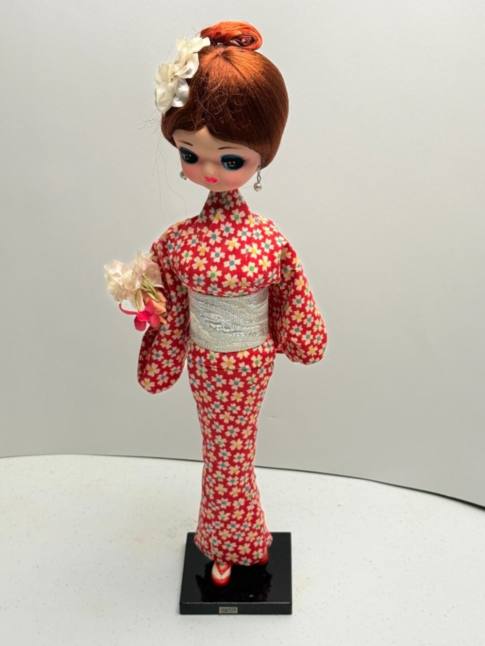 Japanese Big Eye Pose Doll Vintage 1960s Kimono w/ Flower Bouquet 17.25”